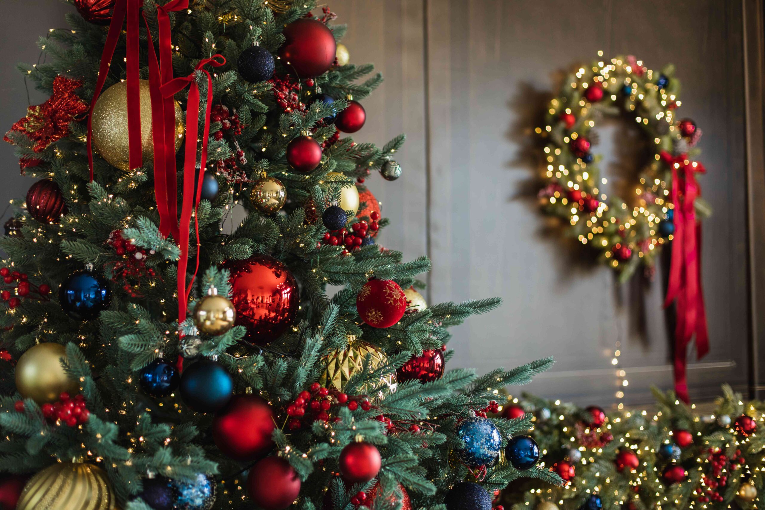 The right way to Enhance an Elegant Crimson and Gold Christmas Tree