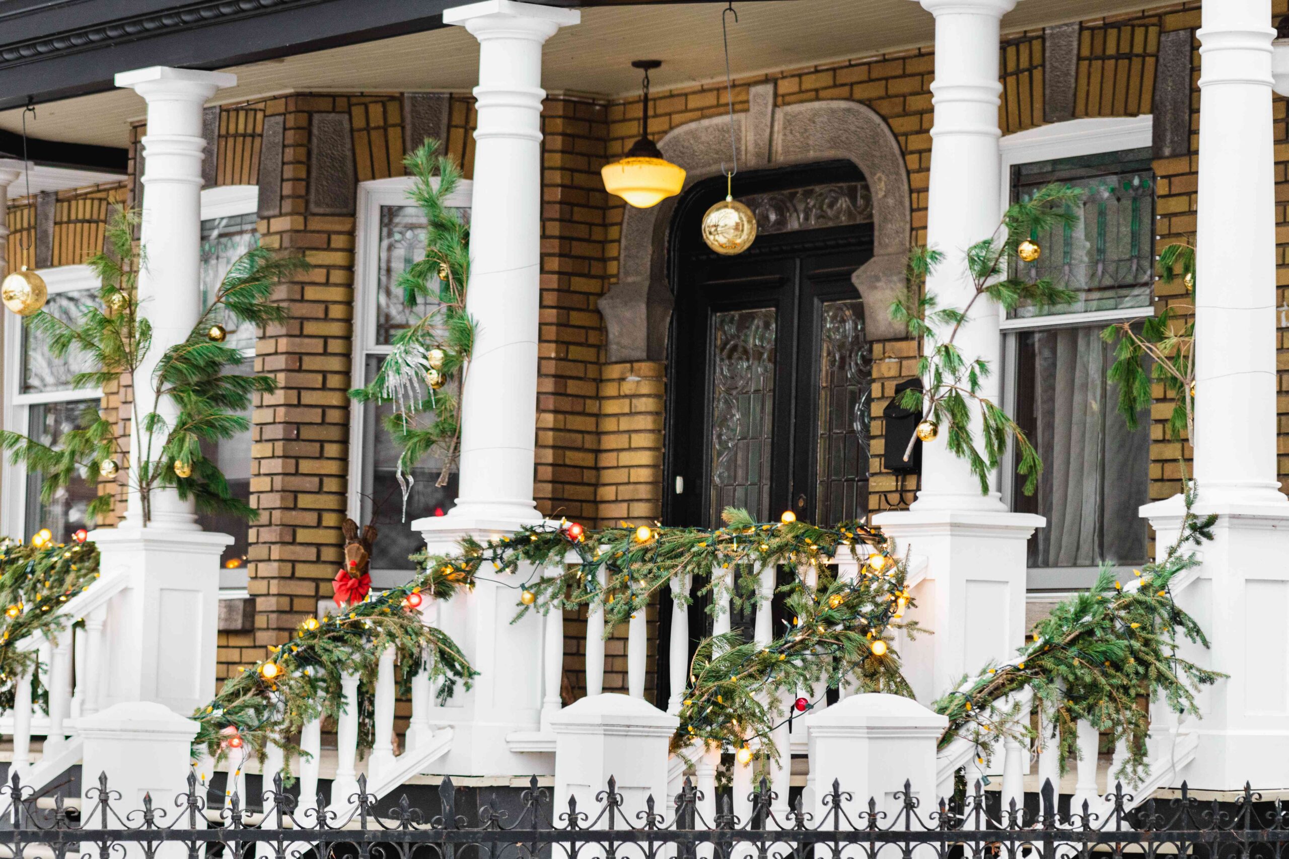 68 Fairly Entrance Porch Christmas Adorning Concepts for a Festive Welcome